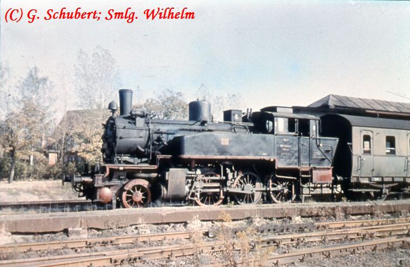 91 9343 als Werkslok des BKK „Glück auf“ Welzow am 07.10.1972 vor einem Sonderzug im Bahnhof Welzow