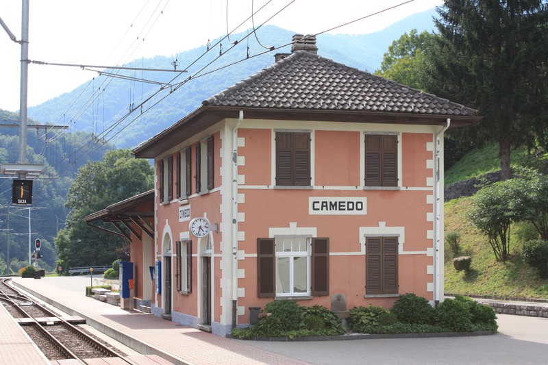 Typisches Empfangsgebäude in Camedo