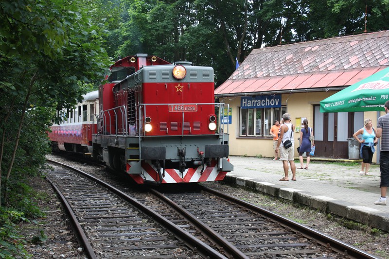 Diesellok T466.0286 abends in Harrachov