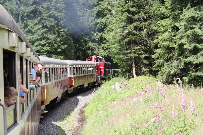 Fahrt durch die typische Landschaft im Isergebirge