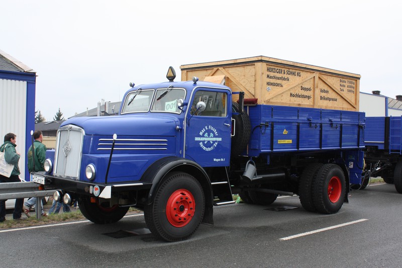 IFA H6 Pritsche (1952–1959) mit Brikettpresse als Ladung ;)