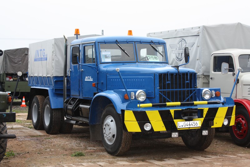 KrAZ 255 Zugmaschine (1967–1989/94)