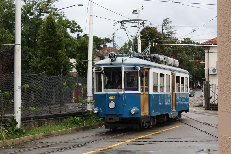 Wagen 402 fährt in die Bergstation ein