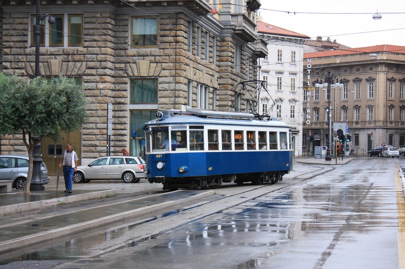 Wagen 407 bei der Einfahrt in die Talstation auf der Piazza Oberdan