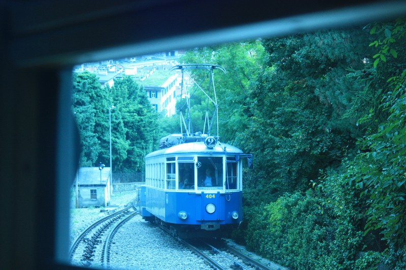 Hier sieht man deutlich, wie steil diese Straßenbahn wirklich ist