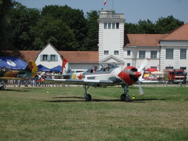 Яковлев Як-52 / Jakovlev Jak-52, im Hintergrund die Kommandantur