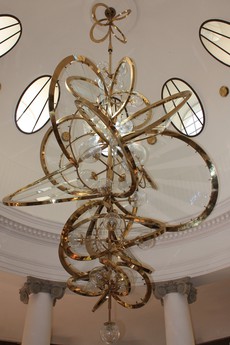 Art Deco-Kronleuchter in der Křížový pramen / Kreuzquelle
