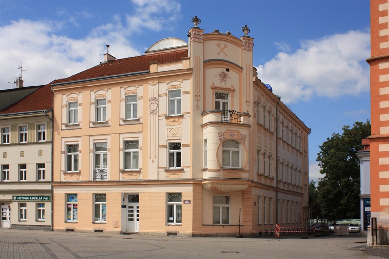 Haus mit Bergbau- und Jugendstil-Ornamenten am Staré Náměstí