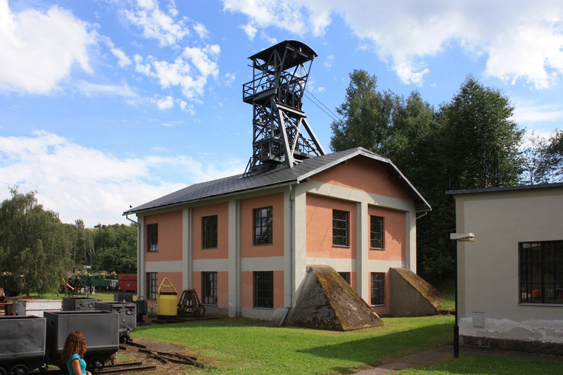 Originaler Förderturm von Důl Vilém im Bergbaumuseum Krásno