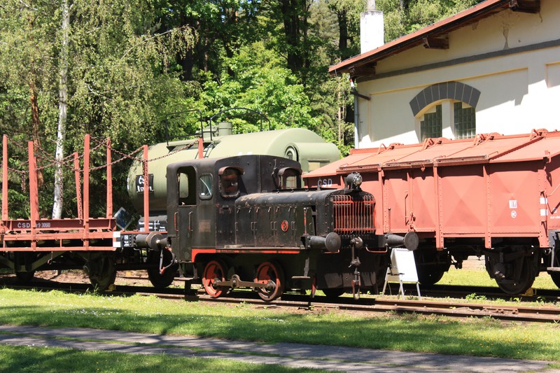Eisenbahnromantisches Stilleben mit Kleinlok