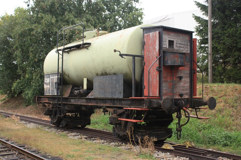 Antiker Kesselwagen auf Rollböcken