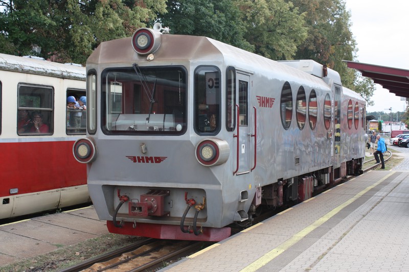 Triebwagen M27.001 abfahrbereit in Jindřichův Hradec