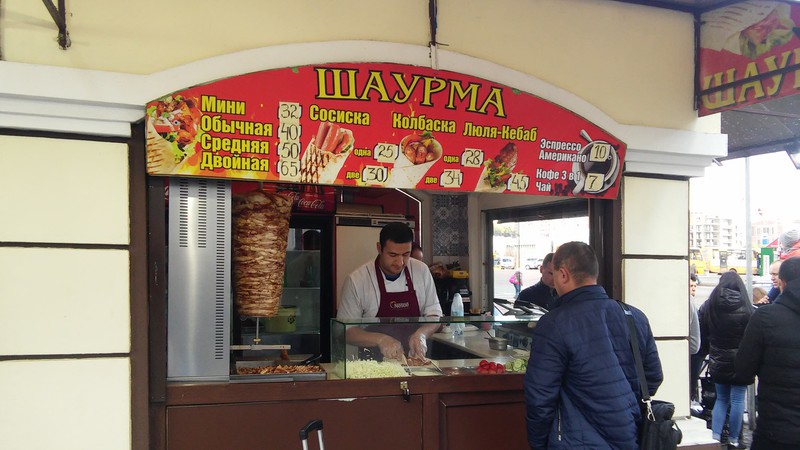 Auf dem Bahnhofsvorplatz gibt es sehr leckere шаурма (Schawarma)