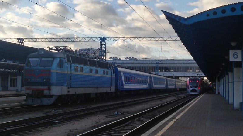 Schlafwagenzug mit der schönen Tschechoslowakin ЧС4-069 und dem koreanischen Schnelltriebwagen HRCS2-009