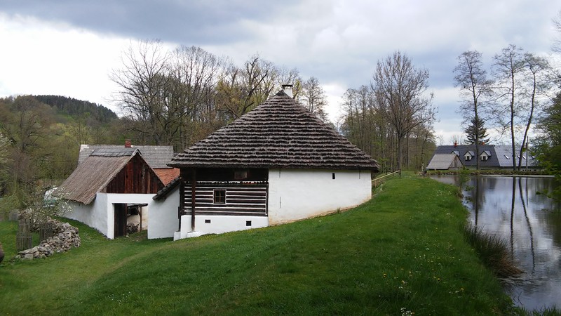 Rückwärtige Gesamtansicht der Mühle von Hoslovice