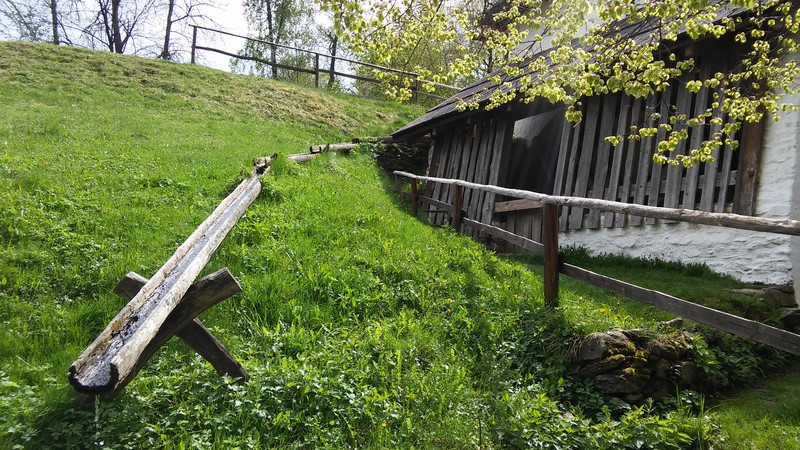 Eingehaustes Wasserrad und Überlauf