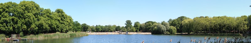 Orankesee-Panorama mit dem Sandstrandbad in der Mitte