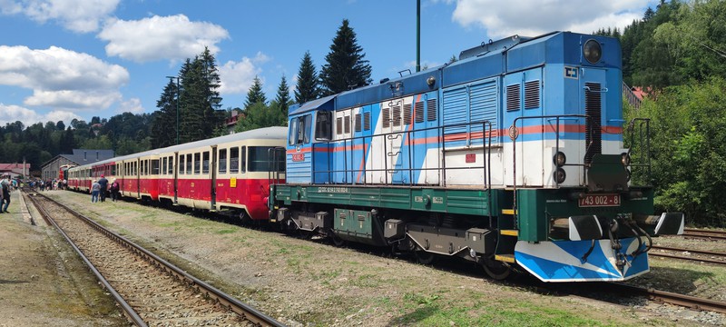 Heute hilft 743 002-8 dem Zahnradbahnzug