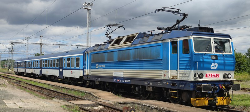 Gleichstromzug in Richtung Hradec Králové