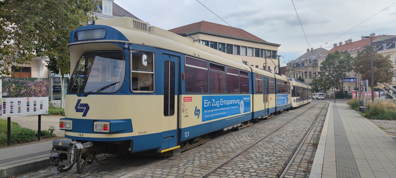 Triebwagen 123 der Badner Bahn in der Endstelle Baden Josefsplatz