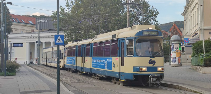 Triebwagen 123 der Badner Bahn in der Endstelle Baden Josefsplatz