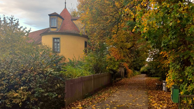 Der Schnellerturm, ein Teil der ehemaligen Stadtbefestigung, und der Amtsgartenweg