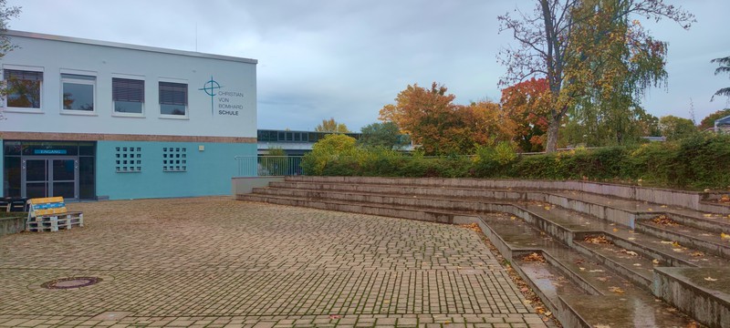 Die Stufen auf dem Pausenhof der Schule