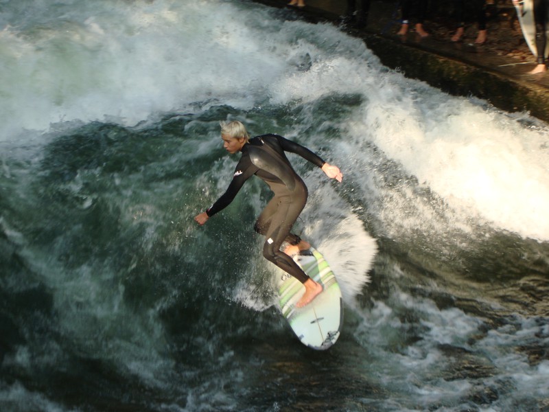 Eisbachsurfen
