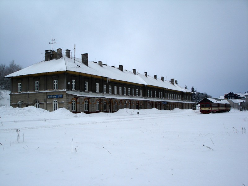 Moldava nádraží, mit viel, viel Schnee