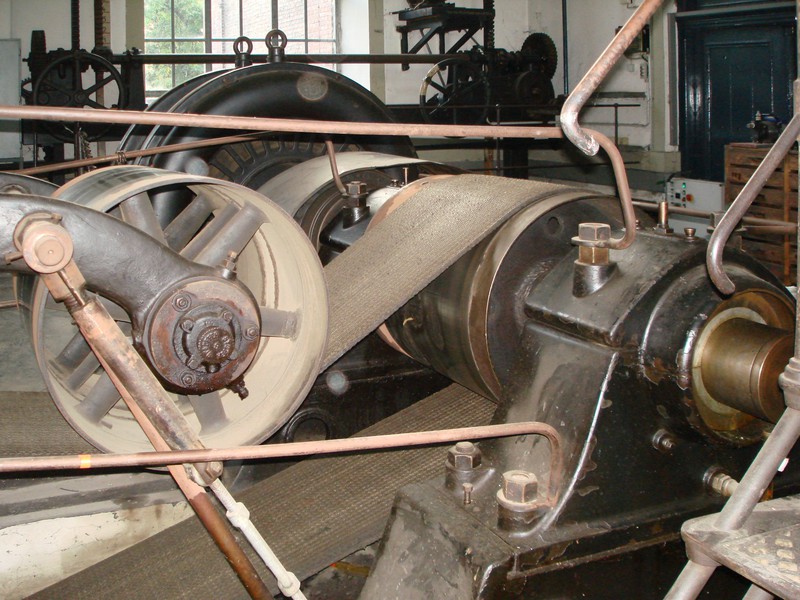 Alte Generatorwelle mit Druckrolle am Antrieb